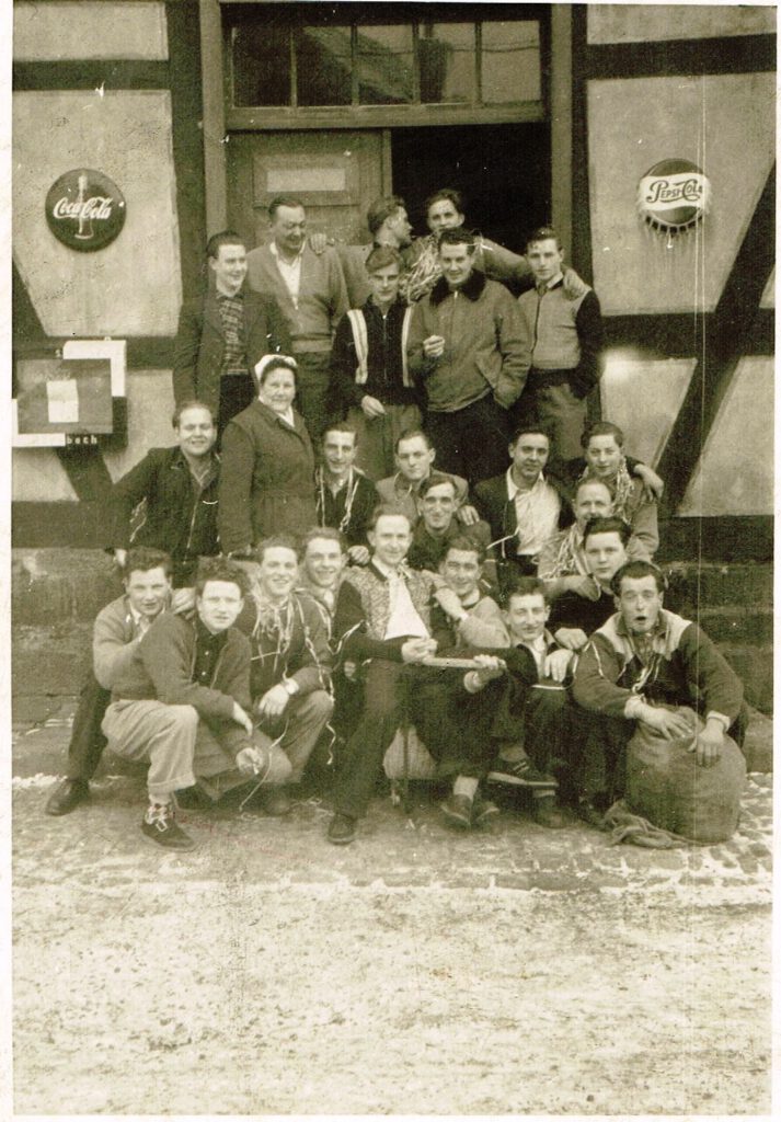 Dorfjugend, in der Mitte die Hebamme Hedwig Homeyer (1960)