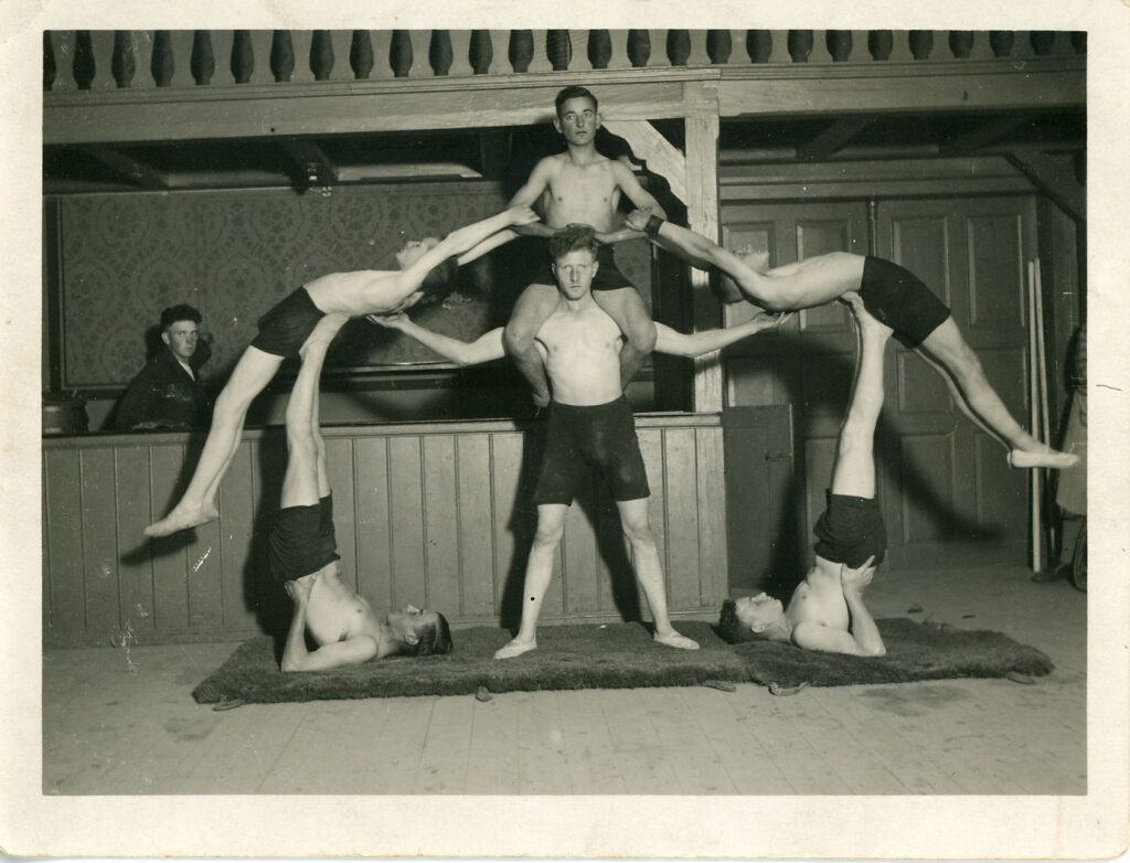 Turnerriege bei Niemeyers, Herrmann Gräf in der Mitte (1960)